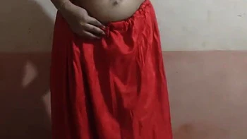 Busige Desi Stiefschwester hebt Ghaghra zum Ficken hoch