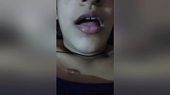 Desi Bhabhi fickt ihre rohe Fotze zerstörerisch