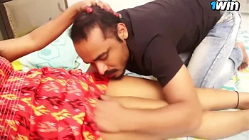 Desi novinha chupando pau amador