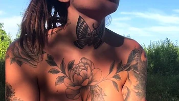 Самая горячая брюнетка мастурбирует на улице в соло