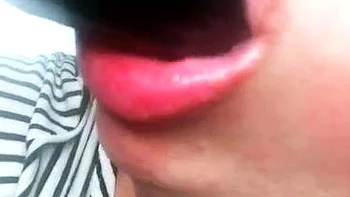 Solo Schönheit spielt nah an ihrem Arsch mit Toys