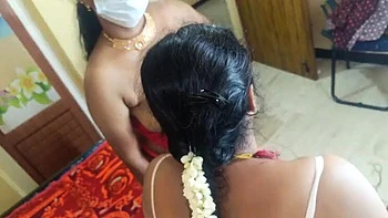 Индийская домохозяйка изменяет с горничной, лижут груди в лесбийском порно