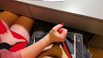 Écolière se fait branler sous le bureau en cours de maths - doux POV ado