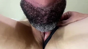 Couple brésilien amateur : fellation bruyante et léchage de chatte en gros plan