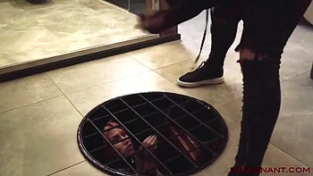 Roxy Lips atada recibe polla enorme profundo anal en casting