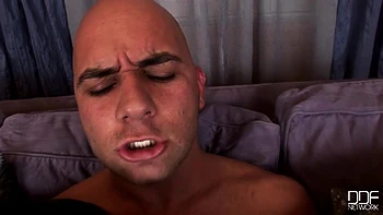 Hope et Jasmin lui sucent jusqu’à l’éjac