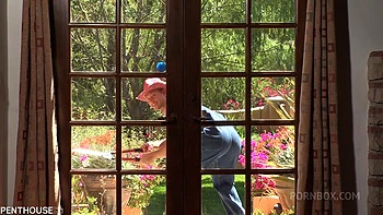 Großbusige Brünette Pornostar wird in Dessous gefickt