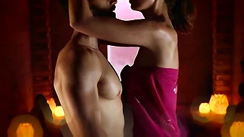 Brunetes lésbicas transando com óleo em massagem tântrica