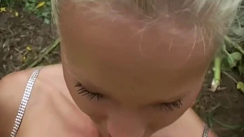 Nikki Sun transando nua no campo aberto