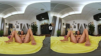 Maddy Black reibt sich in Dessous