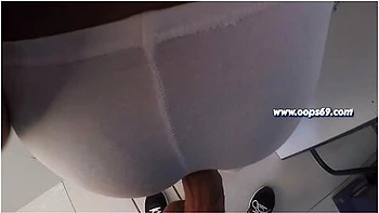 Extraño enseña su polla en el tren, le hago mamada y me coge el culo