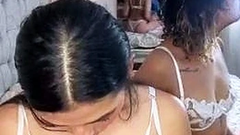 Brünette Amateur-Milf reitet hart den Schwanz vom Mann