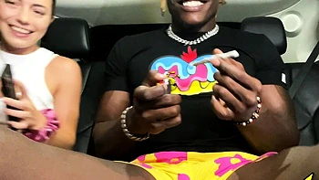 Sunny hace mano masturbando un gran coño interracial