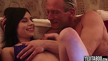 Aria Valencia wird vom Stiefvater mit großem Schwanz hart gefickt