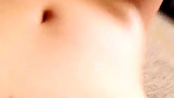 Брюнетка-тинейджерша мастурбирует в одиночку на вебке