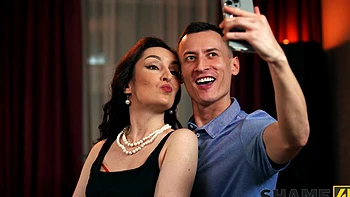 Heiße Brünette Milf Di Devi reitet dicken Schwanz in Strümpfen