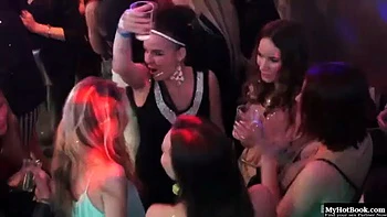 Jennie chupando amadora na festa do strip club