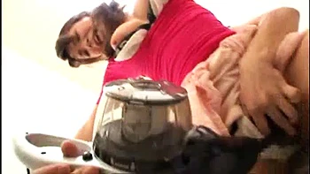 Salope japonaise en levrette surprise en public