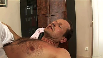 Brooklyn Lee fodida na mesa do escritório