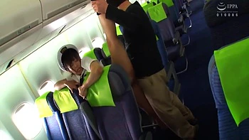 Горячая японская стюардесса жестко трахнута с кончей внутрь