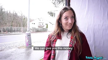 Jeune salope punk s'étouffe sur ma grosse queue