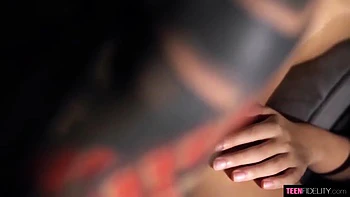 Adolescente tímido se corre dentro de su caliente madrastra enfermera