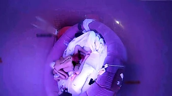 Esposas amadoras fodendo com dildo em câmera escondida