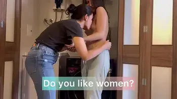 Mi Hermanastro no está en casa y yo termino jugando con su esposa  a la médico y a la paciente para curar todos sus males haciendo el amor sobre la lavadora