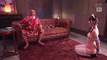 Nacktes Girl spreizt Beine und wird gefingert beim Putzen