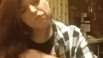 Rousse amateur fume et exhibe ses gros seins