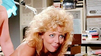 Coronhas maduros fodem bucetas molhadas com seus paus e gozos