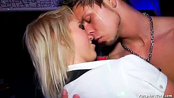 Orgia lésbica milf com teens em público