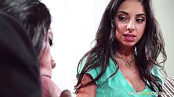 Heiße interracial FFM Dreier mit Ebony- und Brünett-Milfs