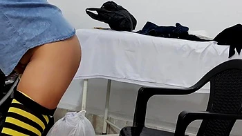 Milf gostosa dança e exibe sua buceta suculenta