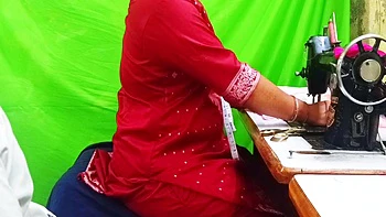 La modista folla al cliente en la prueba secreta