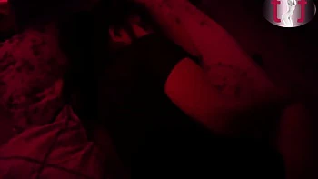 Indische Schönheit schüttelt dicken Arsch solo mit Toys