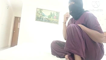 Padrasto flagra enteado e irmã de criação fodendo, entra pra foder a irmã