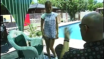 Девушка у бассейна сосёт и трахается сзади