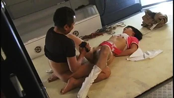 Belle Japonaise au gros cul en levrette et missionnaire