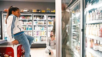 Dulce Bishop curvy follada en misionero con gran polla