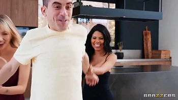 Gatita Veves com peitos grandes em trio com Jordi e Kesha