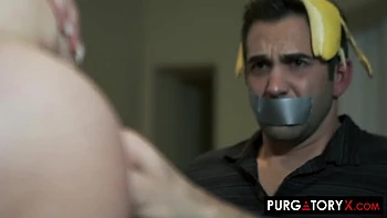 Rubia follada duro en casa con marido mirando