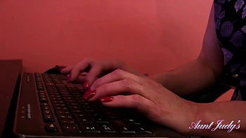 Madura morena se masturba no escritório de salto alto