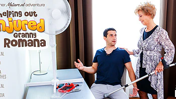 Toyboy safado fode a buceta da vovó Romana pra ajudar