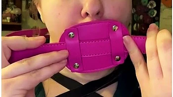 Brune BBW s’entraîne avec 4 énormes godemichés