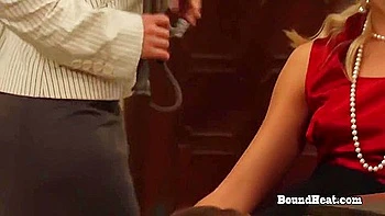 Femdom lesbienne fouette blonde et brune au gros cul