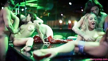 MILF loira e peituda rebola a bunda na orgia louca