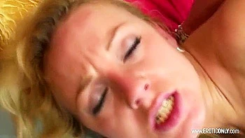 Hermanastra mira codiciosa su grueso culo en pantalones cortos