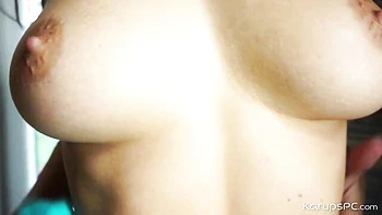 Paula Sims mince au gros cul fait un strip-tease chaud