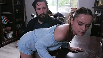 Adolescente gostosa monta e chupa o pau grande do padrasto